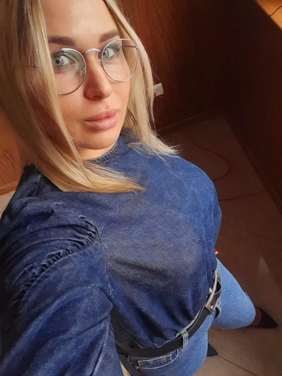 Печатает